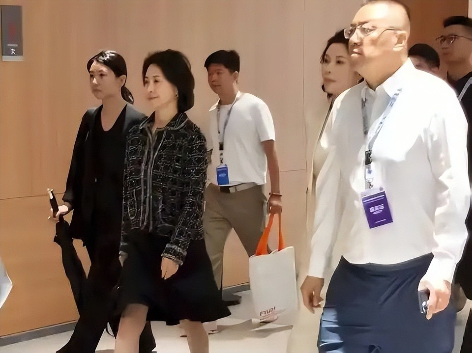 不去巴黎看秀,却为一个仅有50的人大学站台,何超琼图什么?(组图) - 3