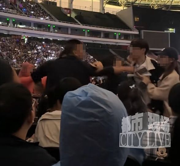 五月天演唱会歌迷因“该站该坐”发生激烈冲突！目击者：前排起身打call，后排喊“坐下”（视频/组图） - 1