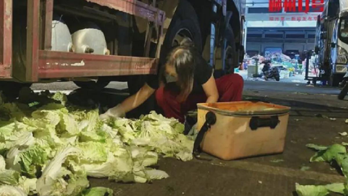 中国年轻人扎堆到菜市场“捡菜”,党媒称“他们发现了简单的快乐”引发质疑(组图) - 1