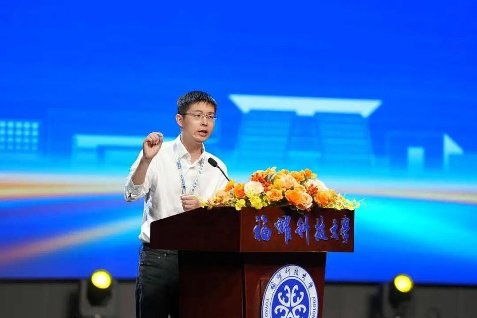 不去巴黎看秀,却为一个仅有50的人大学站台,何超琼图什么?(组图) - 10
