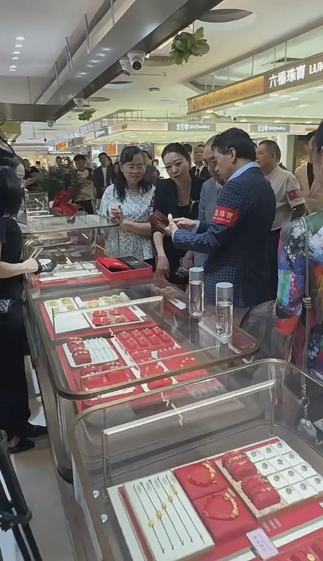 英皇珠宝广州店开业，杨受成请美女剪彩，现场人气火爆，网友：这是真缺钱（组图） - 12