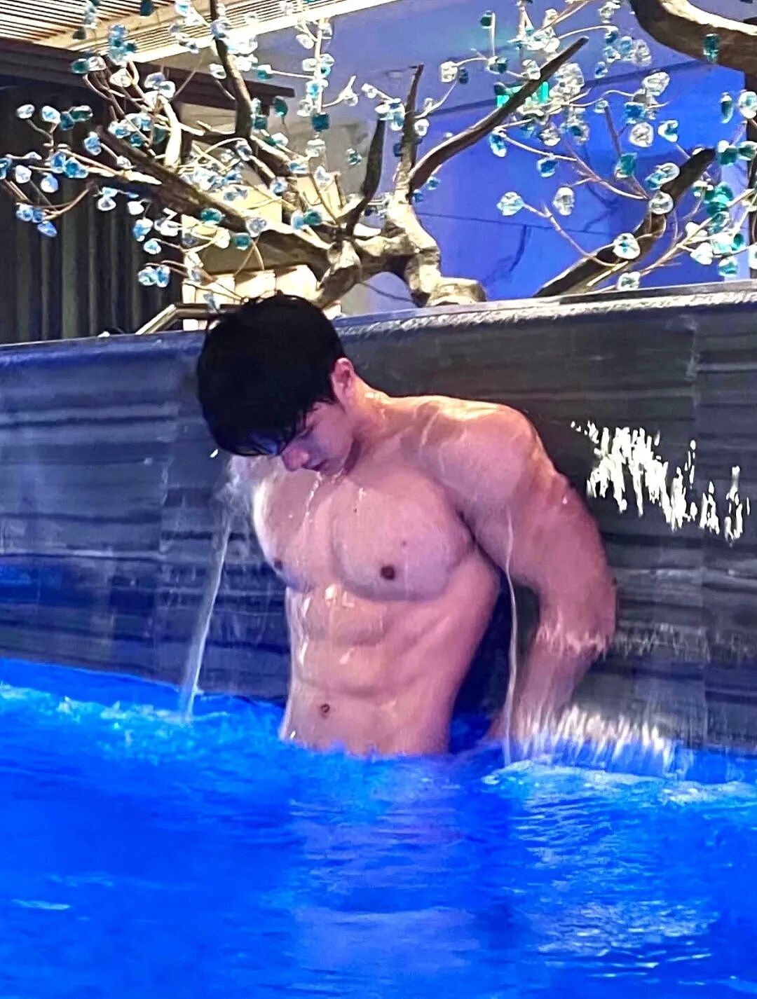 【帅哥】壮硕肌肉教练泳池大尺度写真，拍照姿势太性感，粗壮狼狗腰别太诱人...（组图） - 12