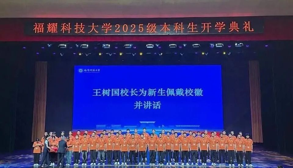 不去巴黎看秀,却为一个仅有50的人大学站台,何超琼图什么?(组图) - 7