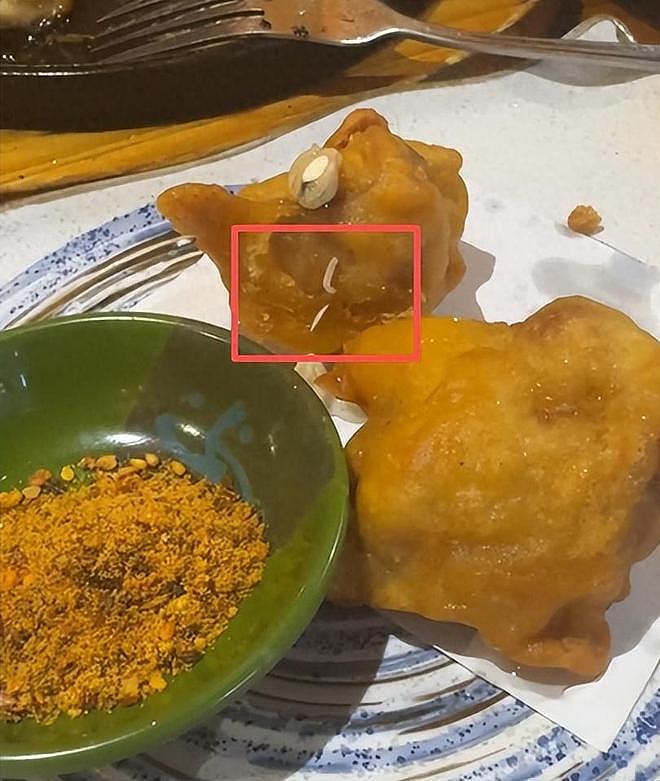 上海网友在日料店里吃出蛆虫,蛆虫还在炸鸡上蠕动(组图) - 1