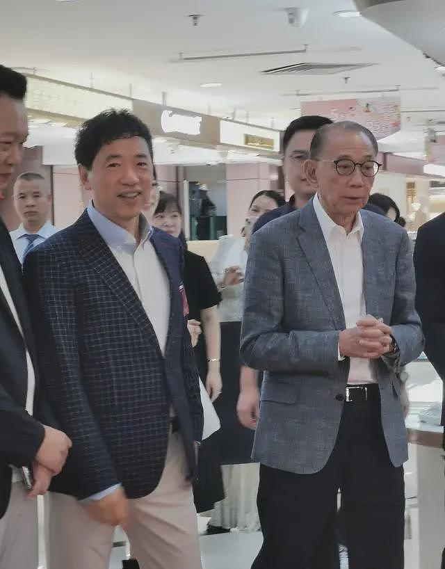 英皇珠宝广州店开业，杨受成请美女剪彩，现场人气火爆，网友：这是真缺钱（组图） - 23