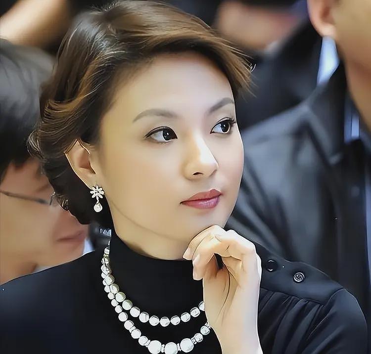 释永信调查新进展！疑安排私生女为办公室主任，李湘露面表情微妙（组图） - 7