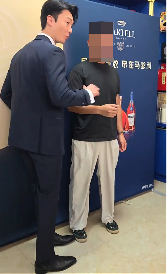 好惨！TVB视帝主动握手遭人无视，面露尴尬，被指沦落饭局娱宾（组图） - 3