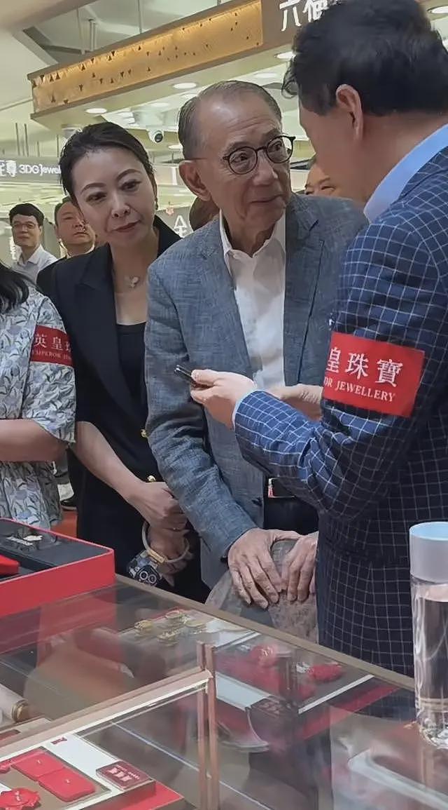 英皇珠宝广州店开业，杨受成请美女剪彩，现场人气火爆，网友：这是真缺钱（组图） - 14