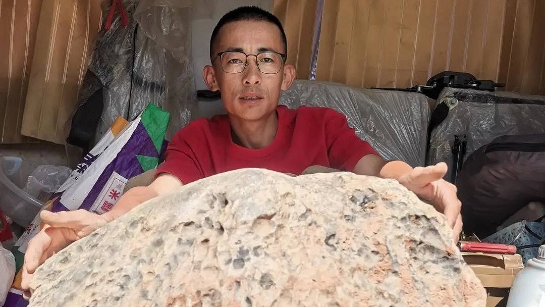 陨石猎人茂名挖出423公斤火流星！拟捐赠博物馆：是它最好的归宿（视频/组图） - 1
