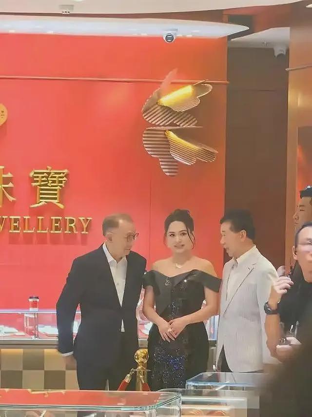 英皇珠宝广州店开业，杨受成请美女剪彩，现场人气火爆，网友：这是真缺钱（组图） - 5