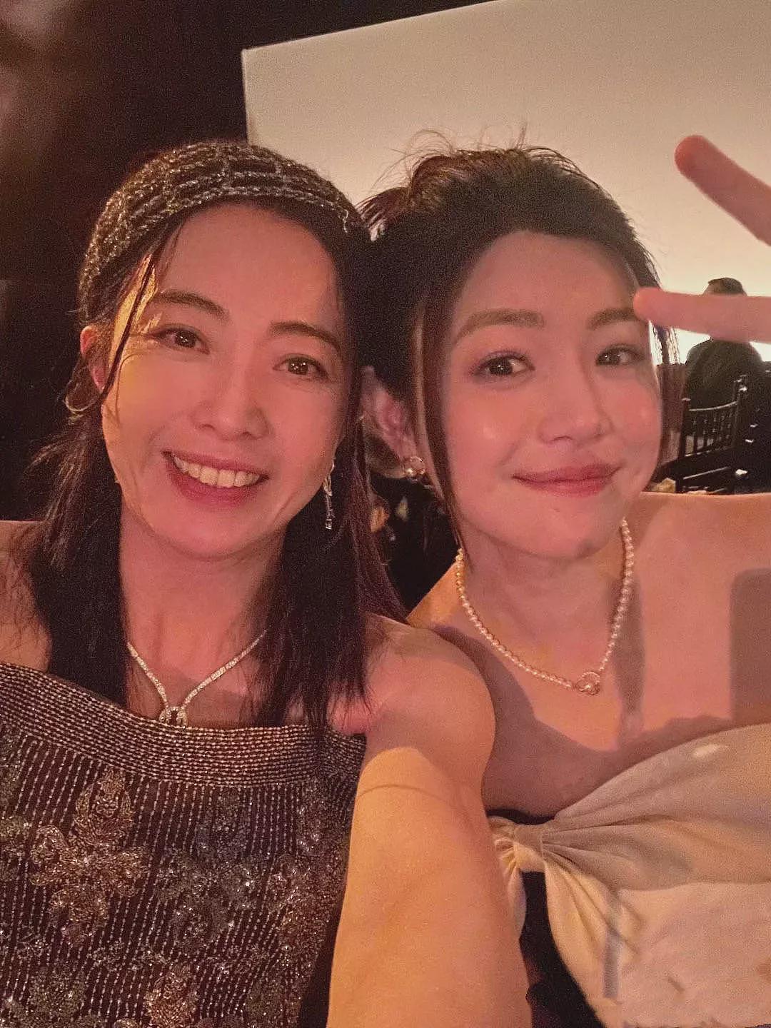 46岁甘比出席时尚晚宴,穿抹胸连体裤戴钩织帽子(组图) - 10