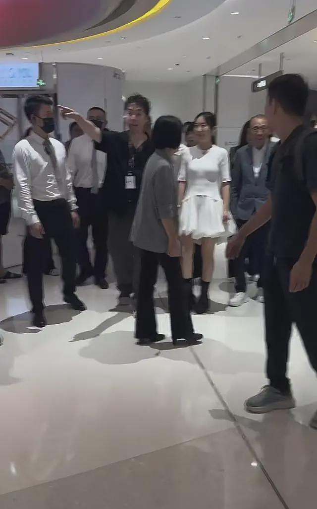 英皇珠宝广州店开业，杨受成请美女剪彩，现场人气火爆，网友：这是真缺钱（组图） - 19