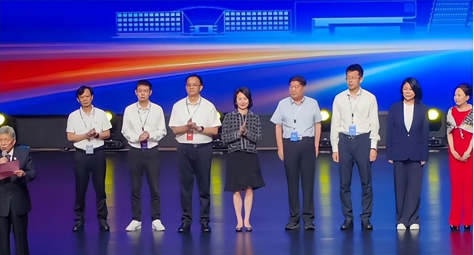 不去巴黎看秀,却为一个仅有50的人大学站台,何超琼图什么?(组图) - 4