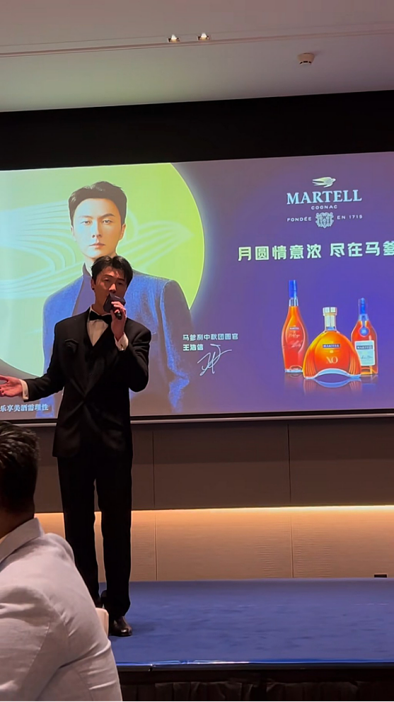 好惨！TVB视帝主动握手遭人无视，面露尴尬，被指沦落饭局娱宾（组图） - 7