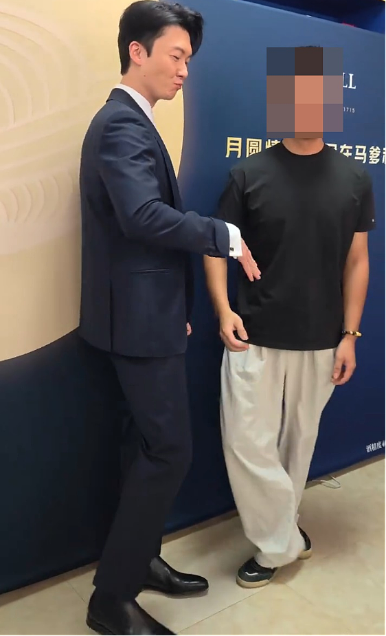 好惨！TVB视帝主动握手遭人无视，面露尴尬，被指沦落饭局娱宾（组图） - 2