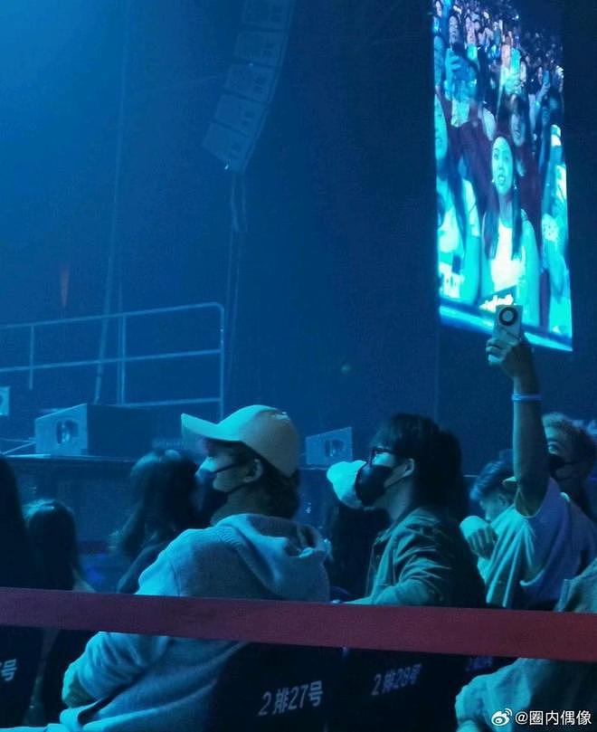 王楚钦低调现身演唱会！摇头晃脑跟唱，登上大屏幕：全场观众疯狂尖叫（组图） - 3
