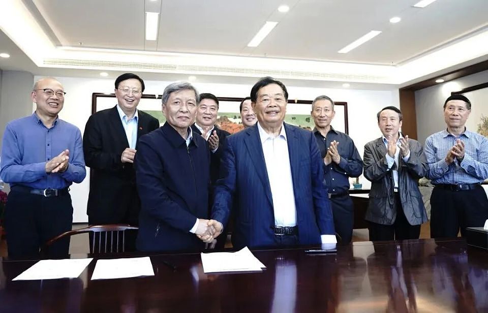 不去巴黎看秀,却为一个仅有50的人大学站台,何超琼图什么?(组图) - 15