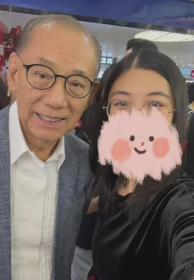 英皇珠宝广州店开业，杨受成请美女剪彩，现场人气火爆，网友：这是真缺钱（组图） - 16