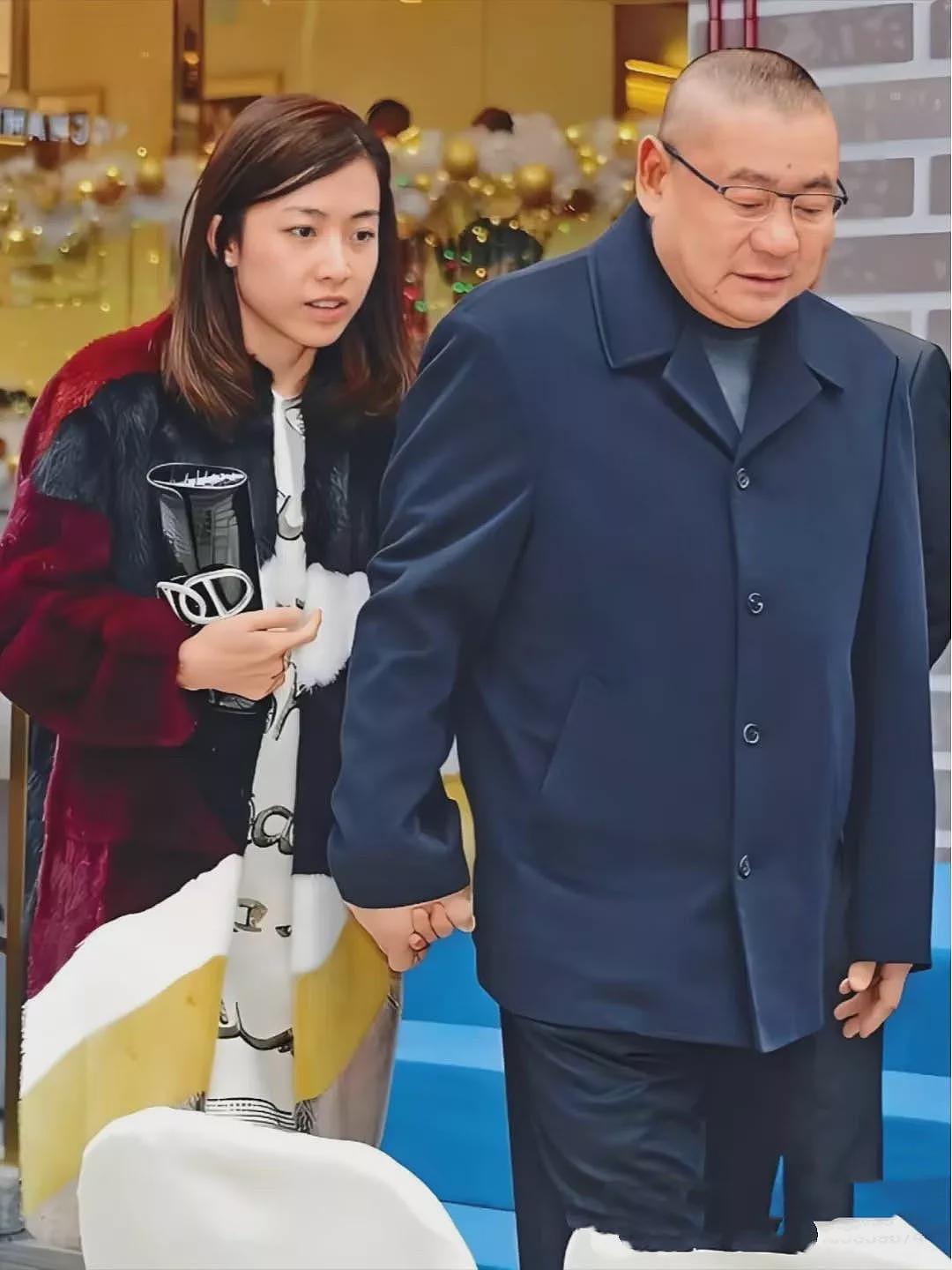 46岁甘比出席时尚晚宴,穿抹胸连体裤戴钩织帽子(组图) - 15