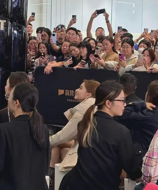 34岁何超莲现身沈阳！脸小生图超美，娇小玲珑人气高，如今已是人生赢家（组图） - 8