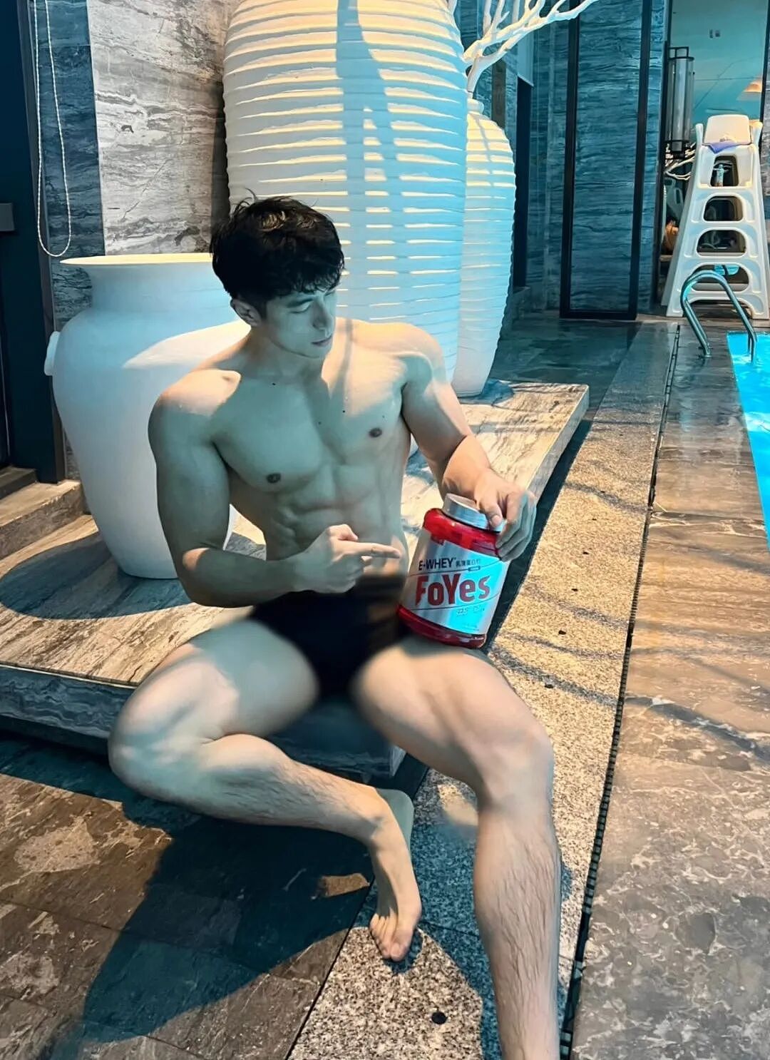 【帅哥】壮硕肌肉教练泳池大尺度写真，拍照姿势太性感，粗壮狼狗腰别太诱人...（组图） - 3