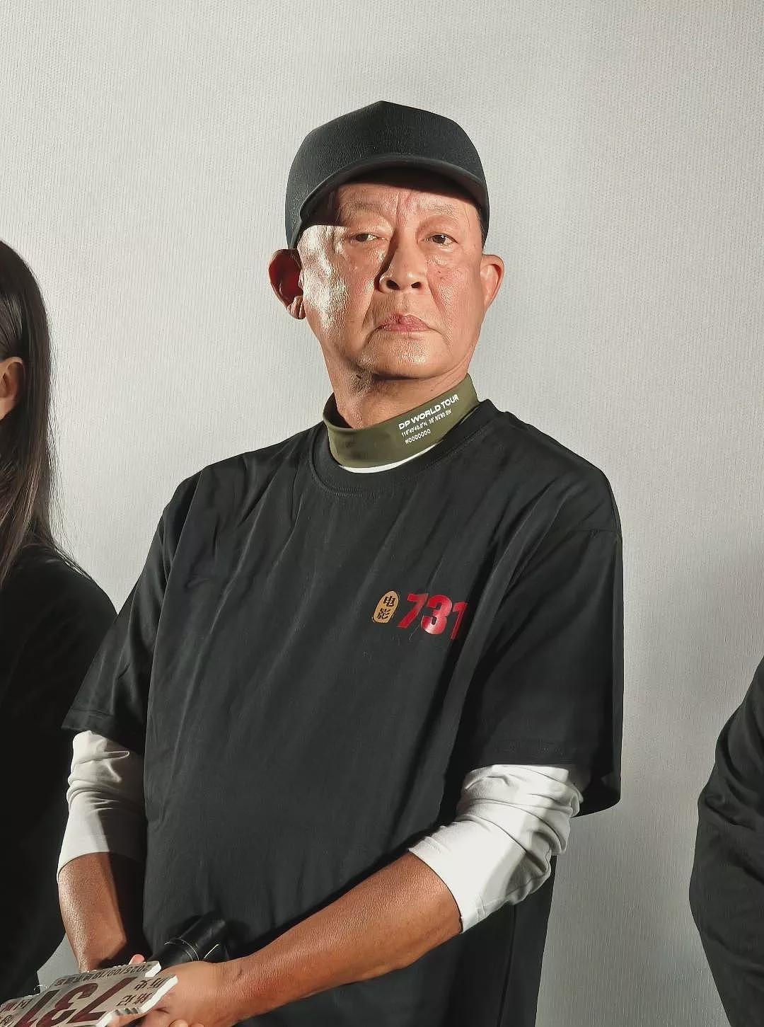 59岁王志文线下活动，发福挺大肚似70岁（组图） - 1