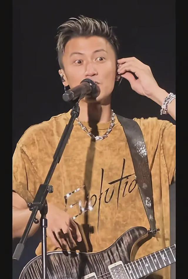 英皇珠宝广州店开业，杨受成请美女剪彩，现场人气火爆，网友：这是真缺钱（组图） - 2