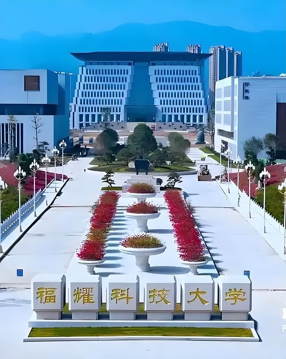 不去巴黎看秀,却为一个仅有50的人大学站台,何超琼图什么?(组图) - 14