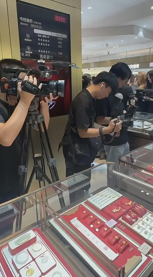英皇珠宝广州店开业，杨受成请美女剪彩，现场人气火爆，网友：这是真缺钱（组图） - 13