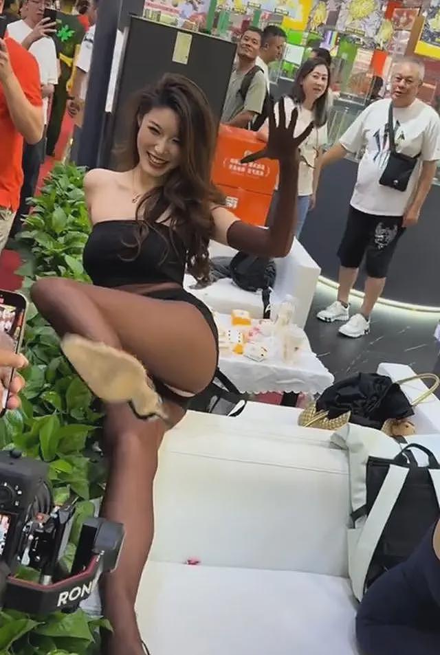 广东“龟展”一女网红大搞擦边，黑丝高脚扭动，围观群众诧异纷纷拍照（视频/组图） - 2