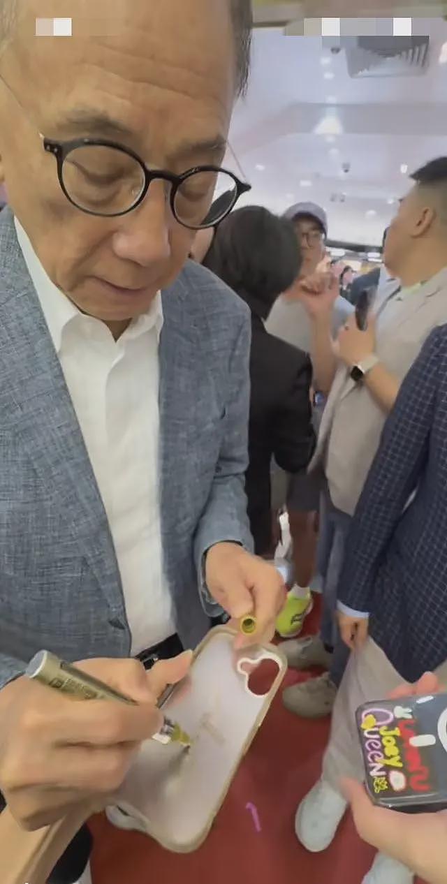英皇珠宝广州店开业，杨受成请美女剪彩，现场人气火爆，网友：这是真缺钱（组图） - 17
