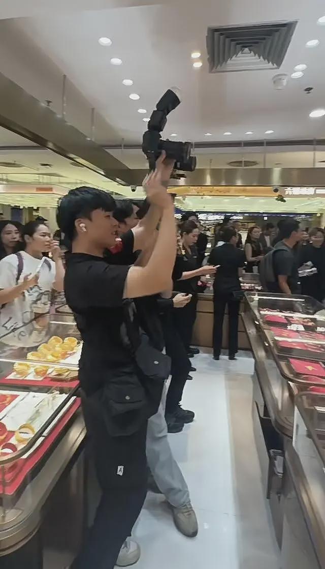 英皇珠宝广州店开业，杨受成请美女剪彩，现场人气火爆，网友：这是真缺钱（组图） - 11