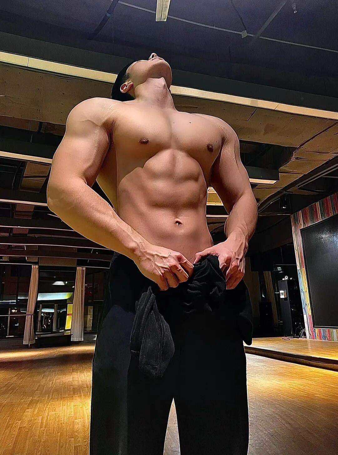 【帅哥】壮硕肌肉教练泳池大尺度写真，拍照姿势太性感，粗壮狼狗腰别太诱人...（组图） - 14