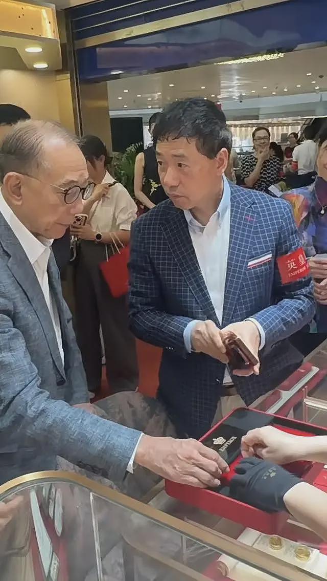 英皇珠宝广州店开业，杨受成请美女剪彩，现场人气火爆，网友：这是真缺钱（组图） - 15