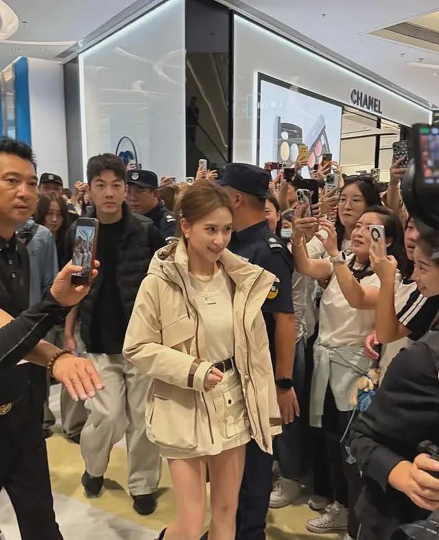 34岁何超莲现身沈阳！脸小生图超美，娇小玲珑人气高，如今已是人生赢家（组图） - 5