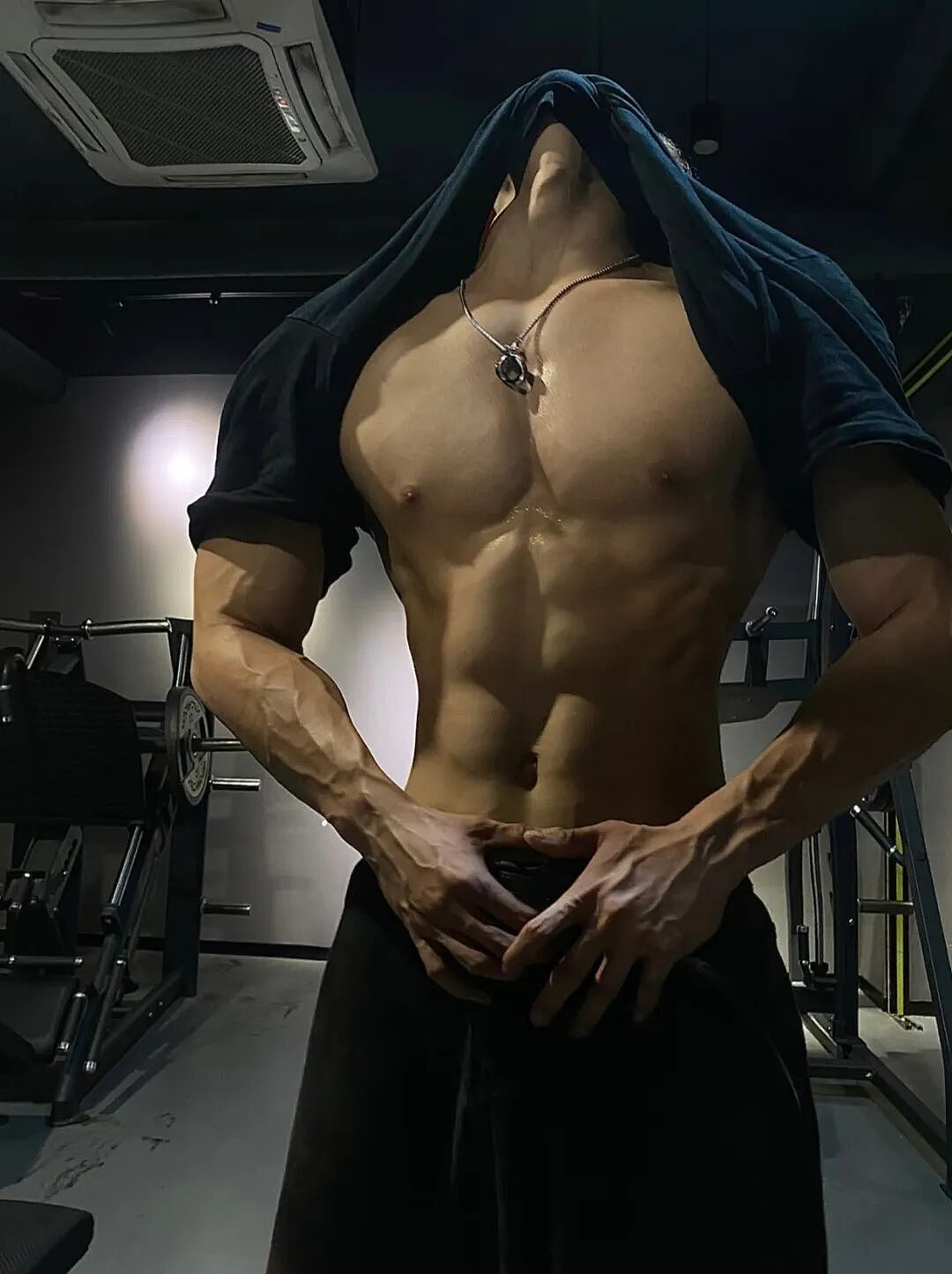 【帅哥】壮硕肌肉教练泳池大尺度写真，拍照姿势太性感，粗壮狼狗腰别太诱人...（组图） - 9