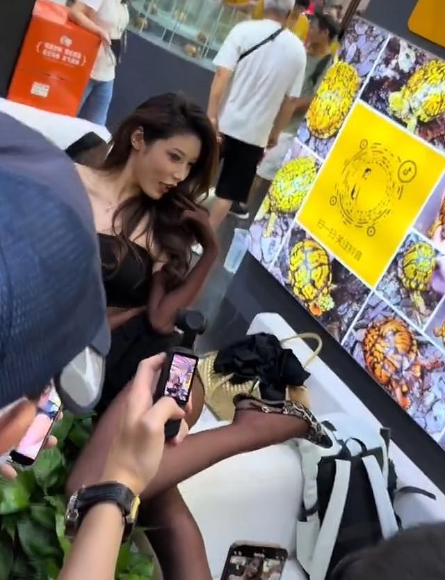 广东“龟展”一女网红大搞擦边，黑丝高脚扭动，围观群众诧异纷纷拍照（视频/组图） - 1