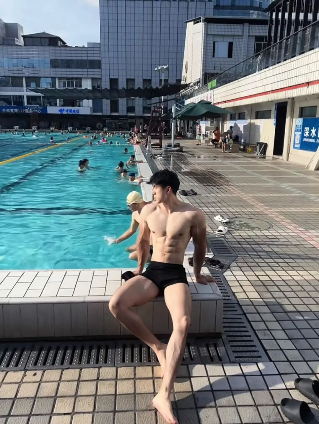 【帅哥】壮硕肌肉教练泳池大尺度写真，拍照姿势太性感，粗壮狼狗腰别太诱人...（组图） - 13