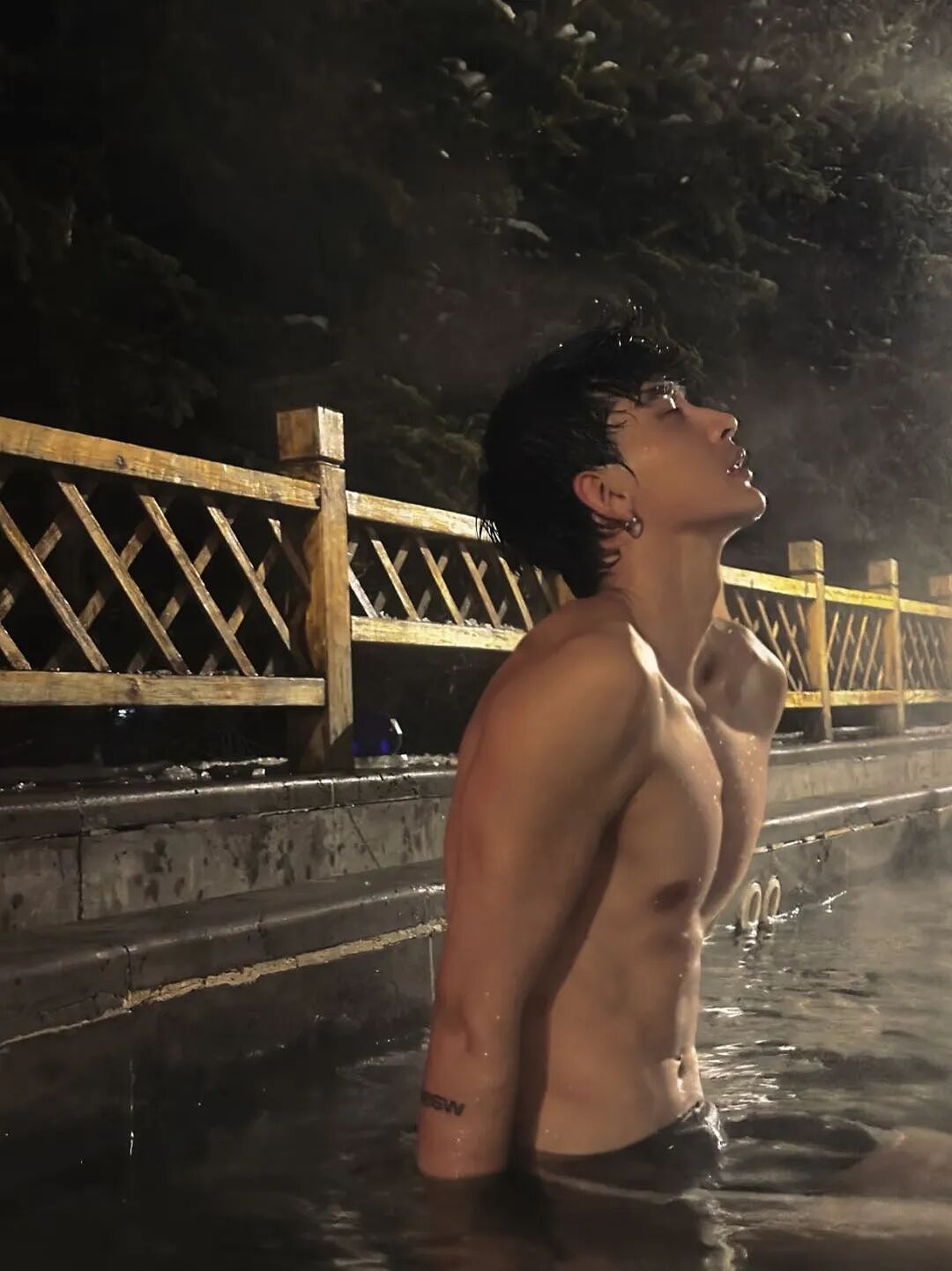 【帅哥】广东极品白袜体育生,直男永远都想不到的拍照姿势...(组图) - 7