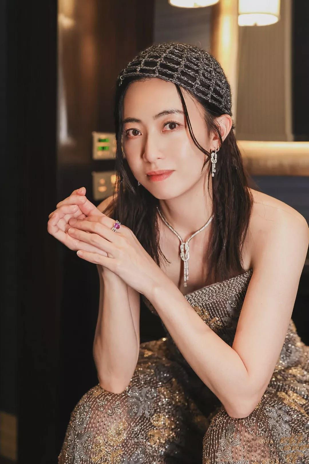 46岁甘比出席时尚晚宴,穿抹胸连体裤戴钩织帽子(组图) - 4