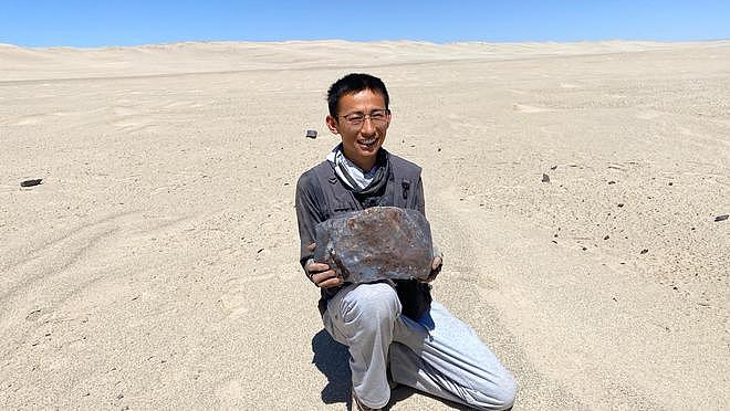 陨石猎人算出“火流星”落地点，挖出423公斤的“茂名”：跟做梦一样，感觉很恍惚（组图） - 2
