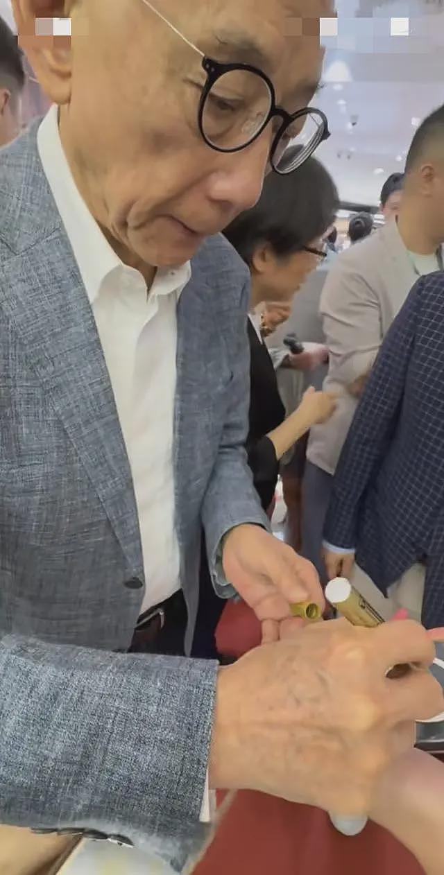 英皇珠宝广州店开业，杨受成请美女剪彩，现场人气火爆，网友：这是真缺钱（组图） - 18