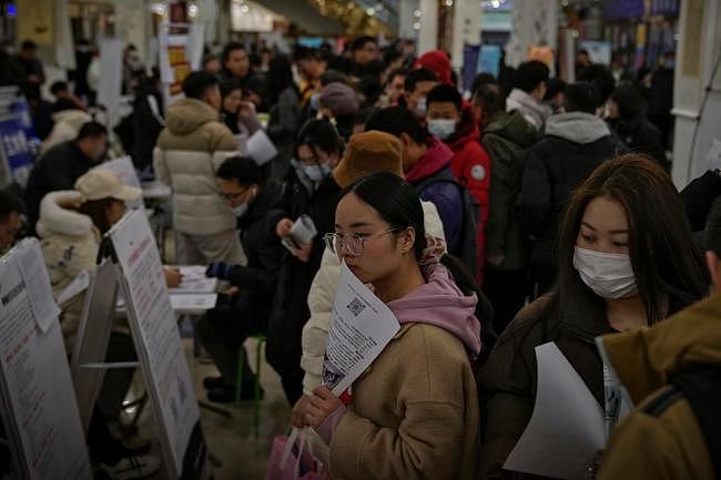 中国年轻人扎堆到菜市场“捡菜”,党媒称“他们发现了简单的快乐”引发质疑(组图) - 3