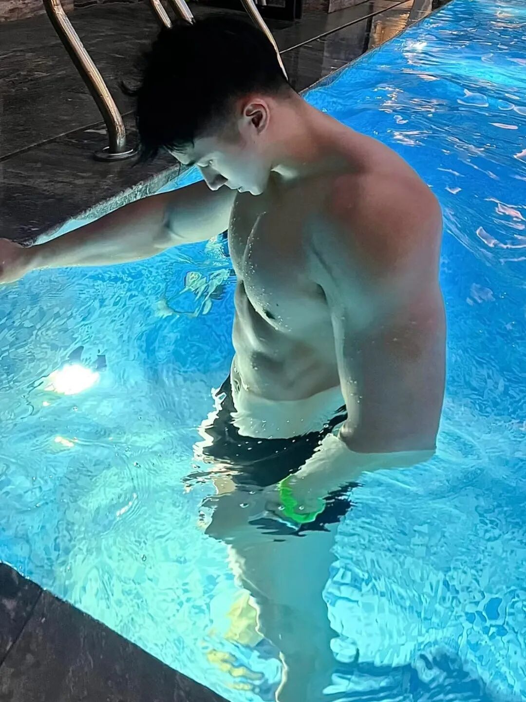 【帅哥】壮硕肌肉教练泳池大尺度写真，拍照姿势太性感，粗壮狼狗腰别太诱人...（组图） - 7