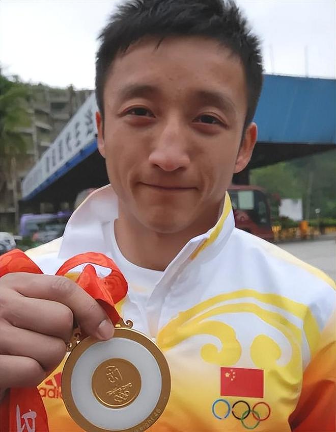 邹市明夫妇参加婚宴,冉莹颖喝多上台吹瓶!拳王羞愧捂脸(组图) - 6