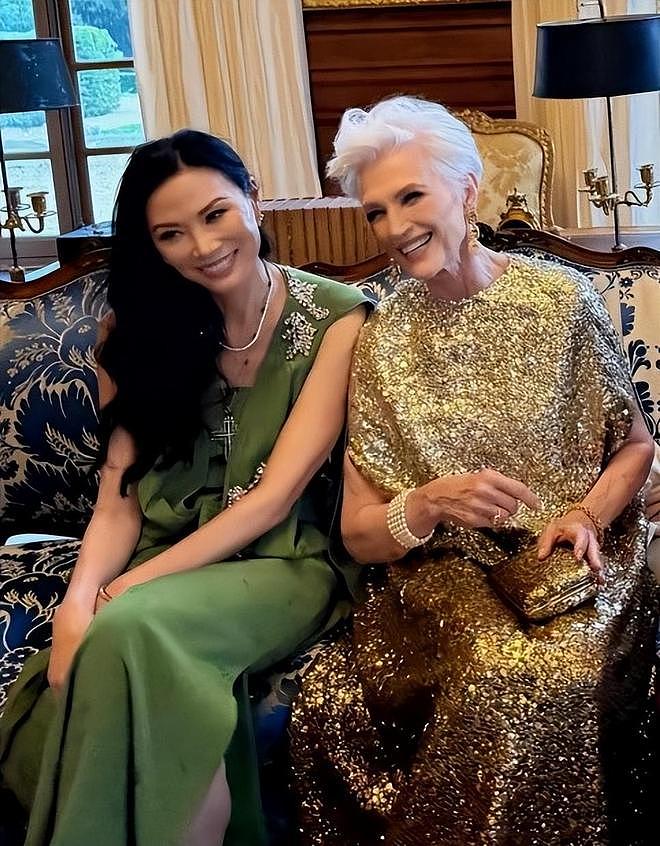 邓文迪俩女儿：乖巧懂事深得默多克宠爱，老大进高盛，老二更厉害（组图） - 2