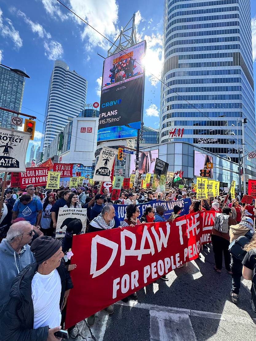 加拿大爆发“全国抗议“！多伦多数千人涌上街头，反对卡尼5大新政！警方出动，多人被捕（组图） - 1