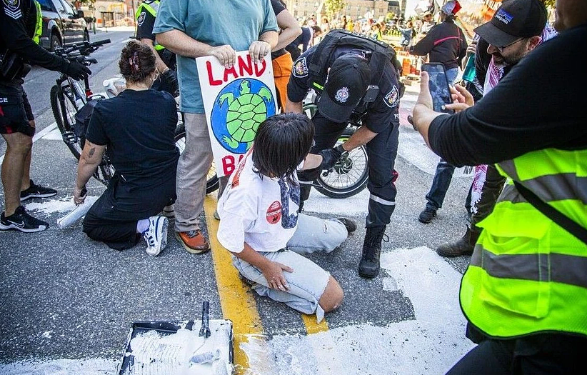 加拿大爆发“全国抗议“！多伦多数千人涌上街头，反对卡尼5大新政！警方出动，多人被捕（组图） - 15