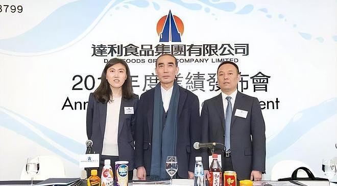 富豪也得带娃!他带外孙上游乐场,全程不撒手(组图) - 11