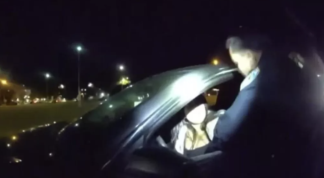 太冤！ 华人女子坐车里竟成袭警犯，下秒被连开3枪鲜血喷涌，左臂打残生涯尽毁（组图） - 2